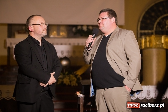 Zdjęcie w galerii na portalu naszraciborz.pl: Pełny kościół na premierze filmu Adriana Szczypińskiego i brawa na stojąco wiadomości z regionu