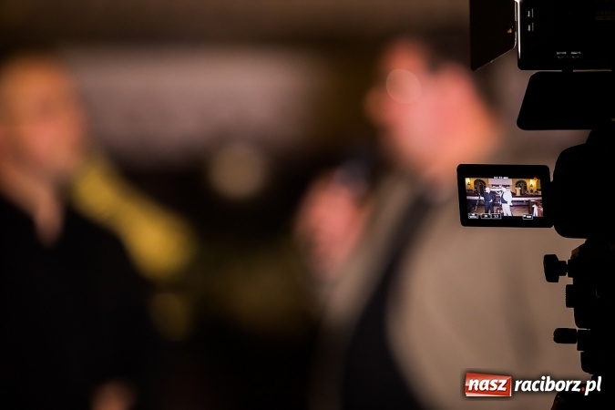 Zdjęcie w galerii na portalu naszraciborz.pl: Pełny kościół na premierze filmu Adriana Szczypińskiego i brawa na stojąco wiadomości z regionu