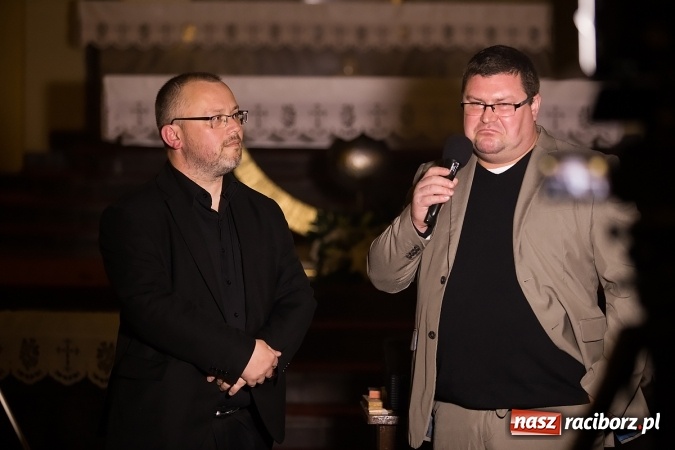 Zdjęcie w galerii na portalu naszraciborz.pl: Pełny kościół na premierze filmu Adriana Szczypińskiego i brawa na stojąco wiadomości z regionu