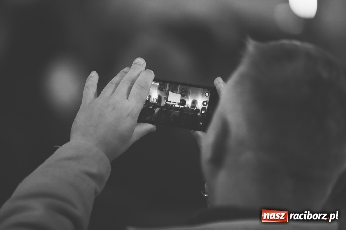 Zdjęcie w galerii na portalu naszraciborz.pl: Pełny kościół na premierze filmu Adriana Szczypińskiego i brawa na stojąco wiadomości z regionu