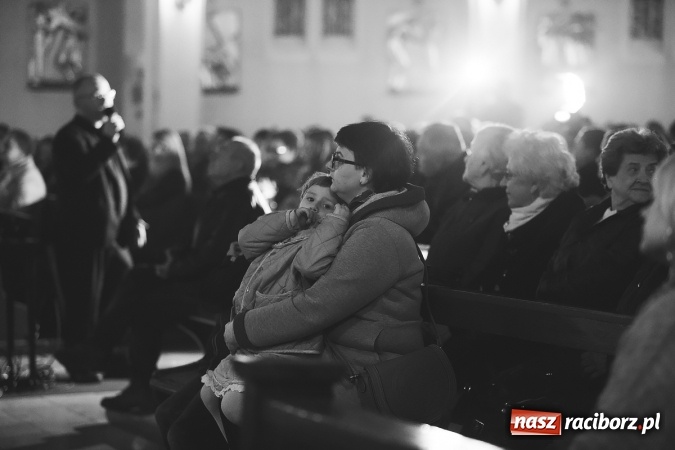 Zdjęcie w galerii na portalu naszraciborz.pl: Pełny kościół na premierze filmu Adriana Szczypińskiego i brawa na stojąco wiadomości z regionu