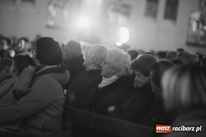 Zdjęcie w galerii na portalu naszraciborz.pl: Pełny kościół na premierze filmu Adriana Szczypińskiego i brawa na stojąco wiadomości z regionu