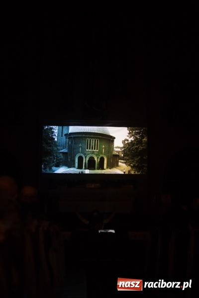 Zdjęcie w galerii na portalu naszraciborz.pl: Pełny kościół na premierze filmu Adriana Szczypińskiego i brawa na stojąco wiadomości z regionu