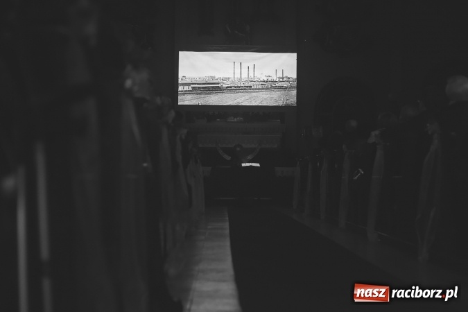 Zdjęcie w galerii na portalu naszraciborz.pl: Pełny kościół na premierze filmu Adriana Szczypińskiego i brawa na stojąco wiadomości z regionu