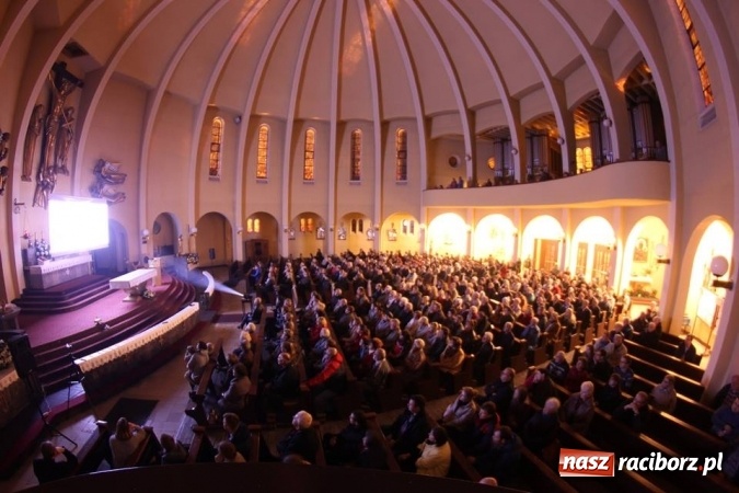 Zdjęcie w galerii na portalu naszraciborz.pl: Pełny kościół na premierze filmu Adriana Szczypińskiego i brawa na stojąco wiadomości z regionu