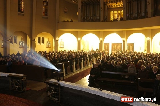 Zdjęcie w galerii na portalu naszraciborz.pl: Pełny kościół na premierze filmu Adriana Szczypińskiego i brawa na stojąco wiadomości z regionu