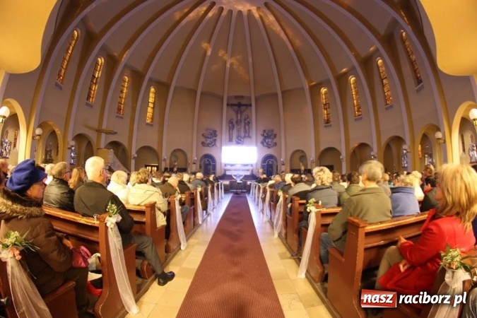 Zdjęcie w galerii na portalu naszraciborz.pl: Pełny kościół na premierze filmu Adriana Szczypińskiego i brawa na stojąco wiadomości z regionu