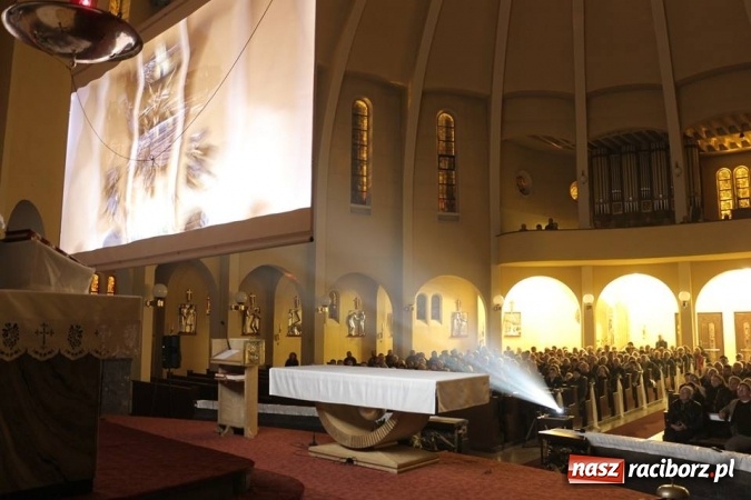 Zdjęcie w galerii na portalu naszraciborz.pl: Pełny kościół na premierze filmu Adriana Szczypińskiego i brawa na stojąco wiadomości z regionu