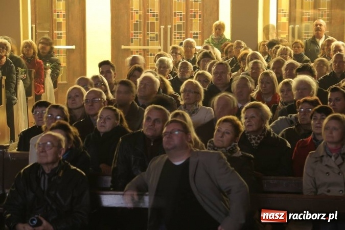 Zdjęcie w galerii na portalu naszraciborz.pl: Pełny kościół na premierze filmu Adriana Szczypińskiego i brawa na stojąco wiadomości z regionu