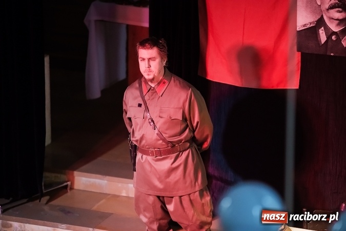 Zdjęcie w galerii na portalu naszraciborz.pl: Katyń 1940 - ... w tył głowy. Spektakl Polskiego Teatru Historii wiadomości z regionu