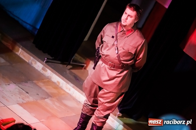 Zdjęcie w galerii na portalu naszraciborz.pl: Katyń 1940 - ... w tył głowy. Spektakl Polskiego Teatru Historii wiadomości z regionu