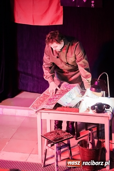 Zdjęcie w galerii na portalu naszraciborz.pl: Katyń 1940 - ... w tył głowy. Spektakl Polskiego Teatru Historii wiadomości z regionu