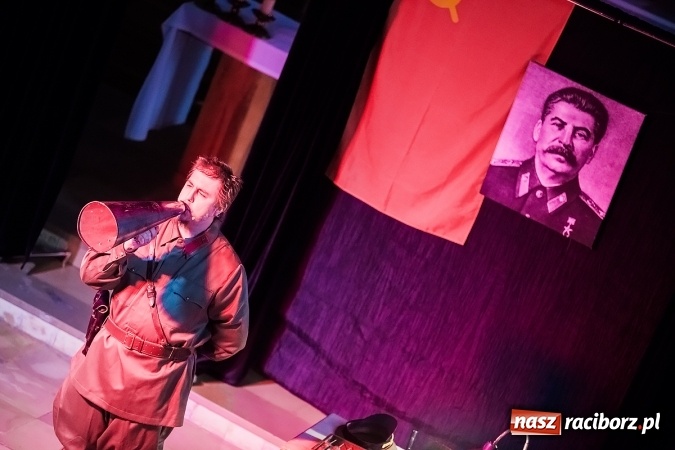 Zdjęcie w galerii na portalu naszraciborz.pl: Katyń 1940 - ... w tył głowy. Spektakl Polskiego Teatru Historii wiadomości z regionu