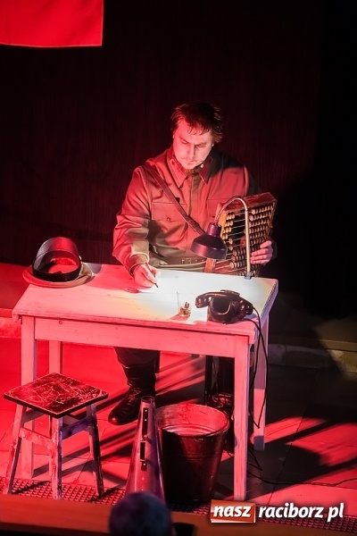 Zdjęcie w galerii na portalu naszraciborz.pl: Katyń 1940 - ... w tył głowy. Spektakl Polskiego Teatru Historii wiadomości z regionu