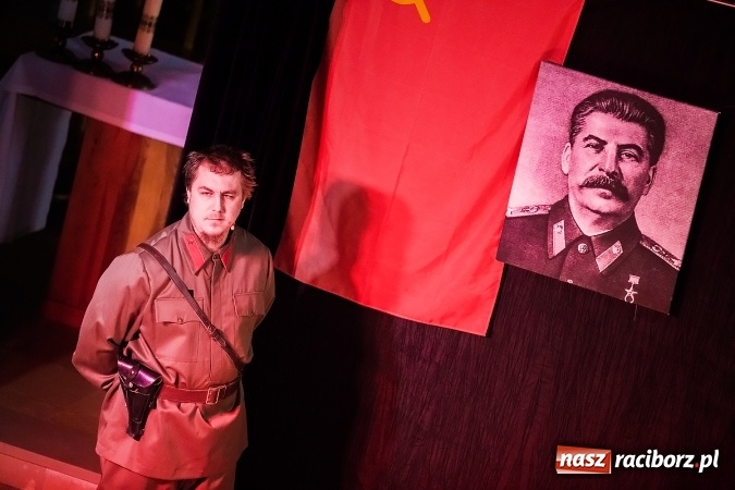Zdjęcie w galerii na portalu naszraciborz.pl: Katyń 1940 - ... w tył głowy. Spektakl Polskiego Teatru Historii wiadomości z regionu