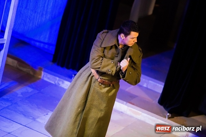 Zdjęcie w galerii na portalu naszraciborz.pl: Katyń 1940 - ... w tył głowy. Spektakl Polskiego Teatru Historii wiadomości z regionu