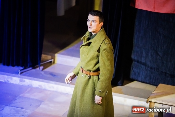 Zdjęcie w galerii na portalu naszraciborz.pl: Katyń 1940 - ... w tył głowy. Spektakl Polskiego Teatru Historii wiadomości z regionu