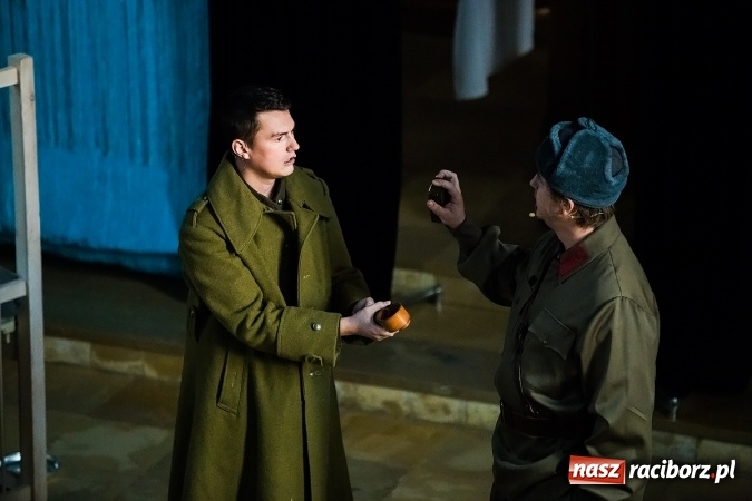 Zdjęcie w galerii na portalu naszraciborz.pl: Katyń 1940 - ... w tył głowy. Spektakl Polskiego Teatru Historii wiadomości z regionu