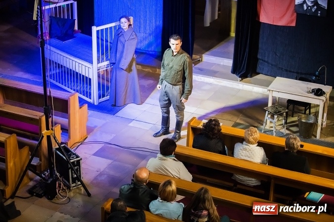 Zdjęcie w galerii na portalu naszraciborz.pl: Katyń 1940 - ... w tył głowy. Spektakl Polskiego Teatru Historii wiadomości z regionu