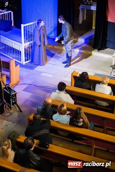 Zdjęcie w galerii na portalu naszraciborz.pl: Katyń 1940 - ... w tył głowy. Spektakl Polskiego Teatru Historii wiadomości z regionu