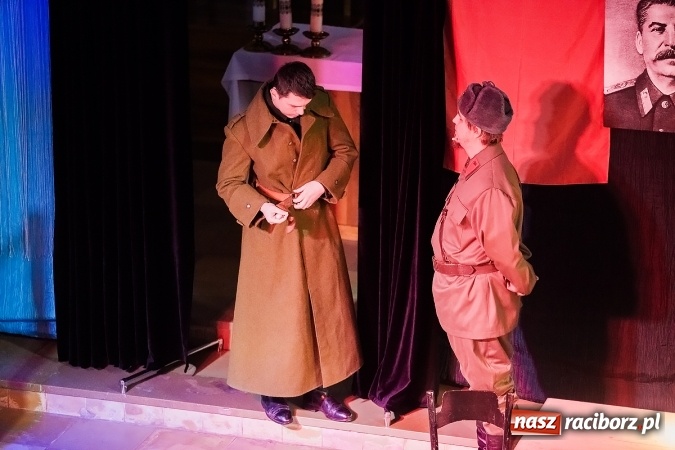 Zdjęcie w galerii na portalu naszraciborz.pl: Katyń 1940 - ... w tył głowy. Spektakl Polskiego Teatru Historii wiadomości z regionu