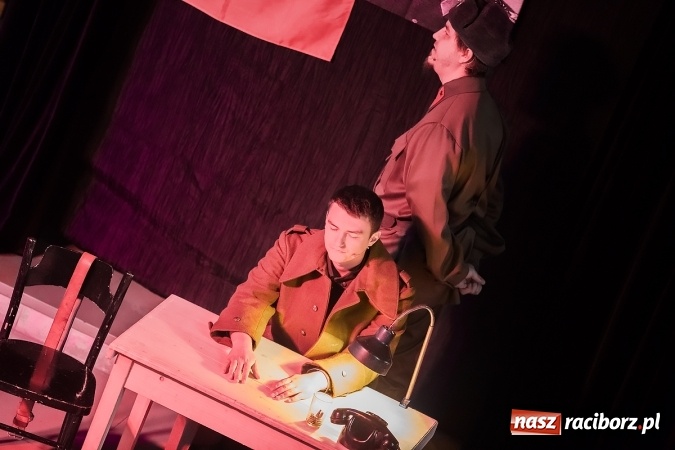 Zdjęcie w galerii na portalu naszraciborz.pl: Katyń 1940 - ... w tył głowy. Spektakl Polskiego Teatru Historii wiadomości z regionu