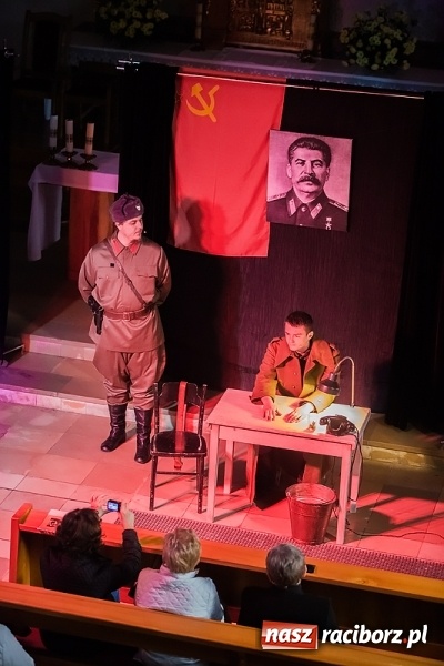 Zdjęcie w galerii na portalu naszraciborz.pl: Katyń 1940 - ... w tył głowy. Spektakl Polskiego Teatru Historii wiadomości z regionu