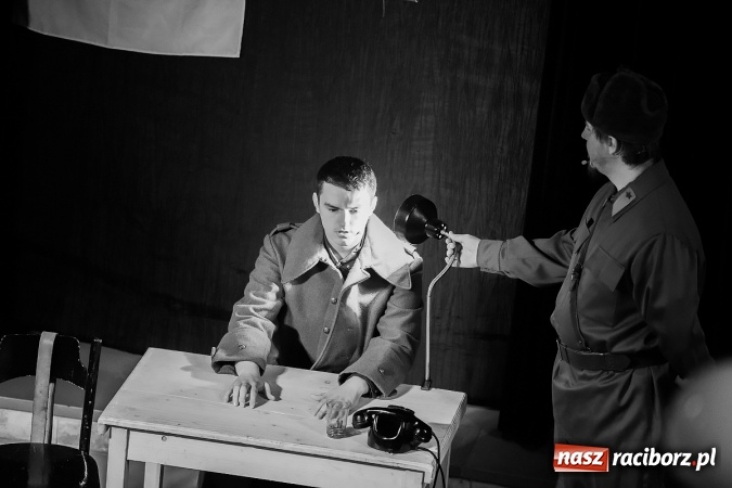 Zdjęcie w galerii na portalu naszraciborz.pl: Katyń 1940 - ... w tył głowy. Spektakl Polskiego Teatru Historii wiadomości z regionu