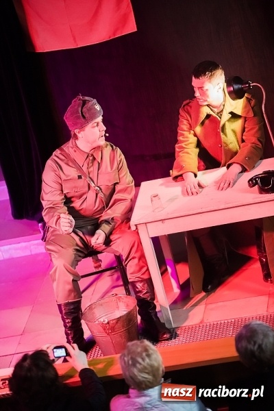 Zdjęcie w galerii na portalu naszraciborz.pl: Katyń 1940 - ... w tył głowy. Spektakl Polskiego Teatru Historii wiadomości z regionu
