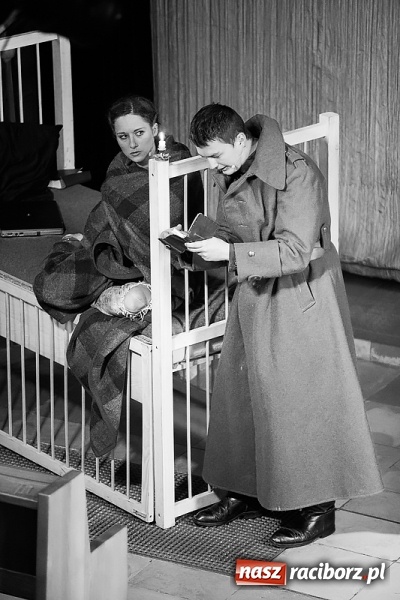 Zdjęcie w galerii na portalu naszraciborz.pl: Katyń 1940 - ... w tył głowy. Spektakl Polskiego Teatru Historii wiadomości z regionu