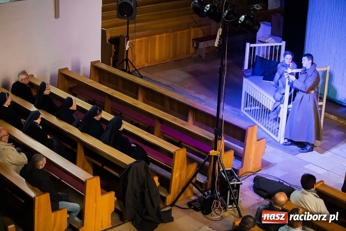 Zdjęcie w galerii na portalu naszraciborz.pl: Katyń 1940 - ... w tył głowy. Spektakl Polskiego Teatru Historii wiadomości z regionu