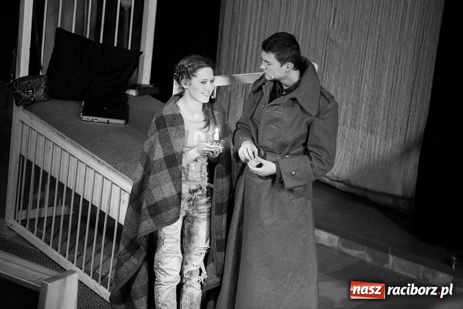 Zdjęcie w galerii na portalu naszraciborz.pl: Katyń 1940 - ... w tył głowy. Spektakl Polskiego Teatru Historii wiadomości z regionu