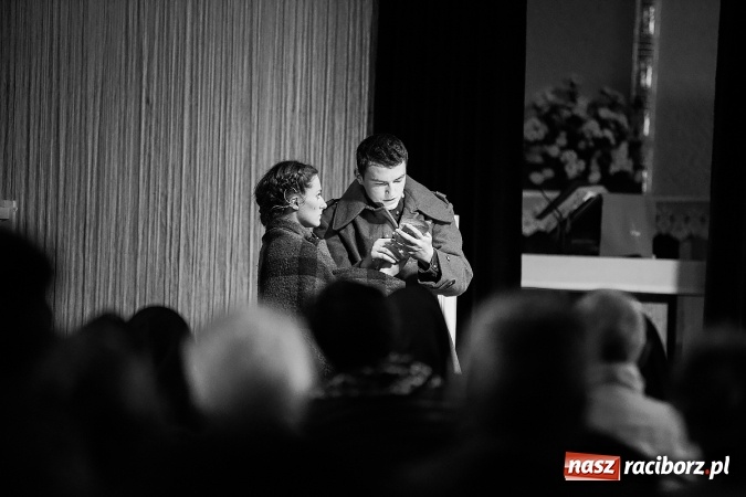 Zdjęcie w galerii na portalu naszraciborz.pl: Katyń 1940 - ... w tył głowy. Spektakl Polskiego Teatru Historii wiadomości z regionu