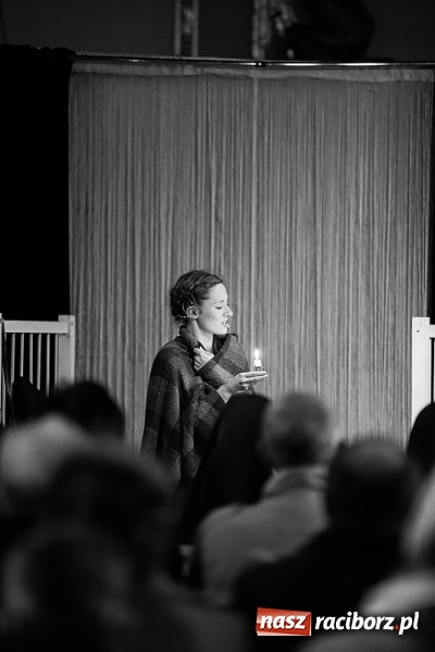 Zdjęcie w galerii na portalu naszraciborz.pl: Katyń 1940 - ... w tył głowy. Spektakl Polskiego Teatru Historii wiadomości z regionu