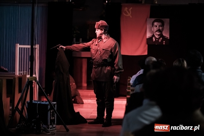 Zdjęcie w galerii na portalu naszraciborz.pl: Katyń 1940 - ... w tył głowy. Spektakl Polskiego Teatru Historii wiadomości z regionu