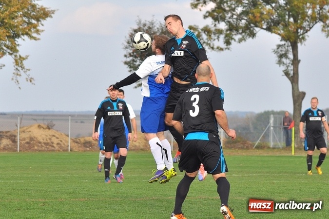 Zdjęcie w galerii na portalu naszraciborz.pl: Nerwowo i czerwono w Borucinie. Naprzód pokonał Silesię Lubomia wiadomości z regionu