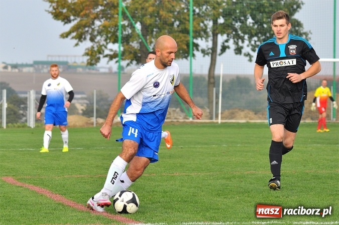 Zdjęcie w galerii na portalu naszraciborz.pl: Nerwowo i czerwono w Borucinie. Naprzód pokonał Silesię Lubomia wiadomości z regionu