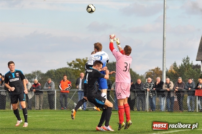 Zdjęcie w galerii na portalu naszraciborz.pl: Nerwowo i czerwono w Borucinie. Naprzód pokonał Silesię Lubomia wiadomości z regionu