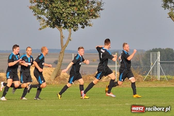 Zdjęcie w galerii na portalu naszraciborz.pl: Nerwowo i czerwono w Borucinie. Naprzód pokonał Silesię Lubomia wiadomości z regionu