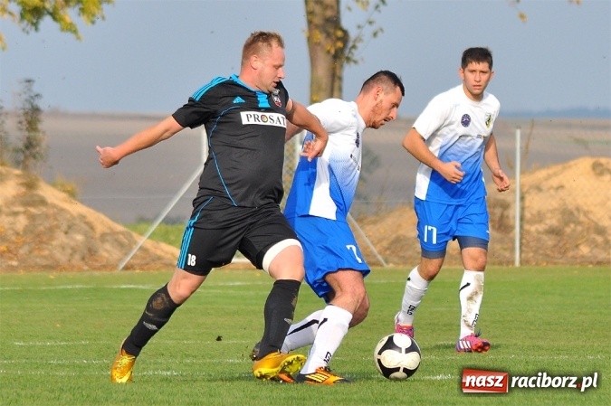 Zdjęcie w galerii na portalu naszraciborz.pl: Nerwowo i czerwono w Borucinie. Naprzód pokonał Silesię Lubomia wiadomości z regionu