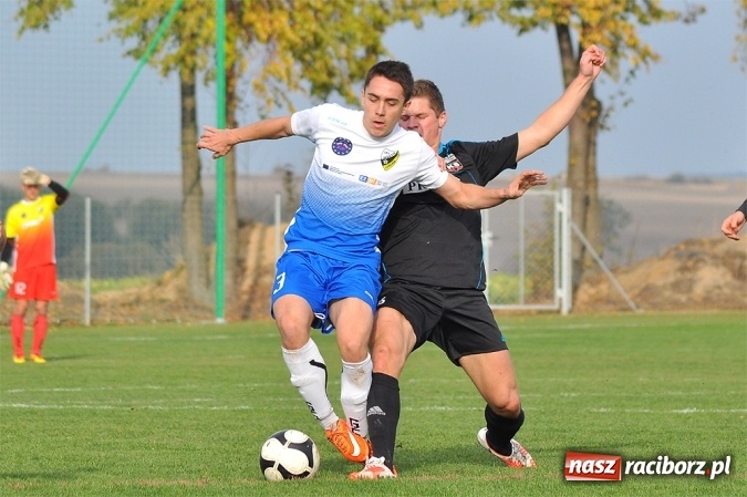 Zdjęcie w galerii na portalu naszraciborz.pl: Nerwowo i czerwono w Borucinie. Naprzód pokonał Silesię Lubomia wiadomości z regionu