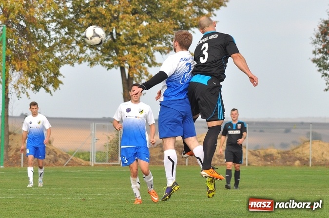 Zdjęcie w galerii na portalu naszraciborz.pl: Nerwowo i czerwono w Borucinie. Naprzód pokonał Silesię Lubomia wiadomości z regionu