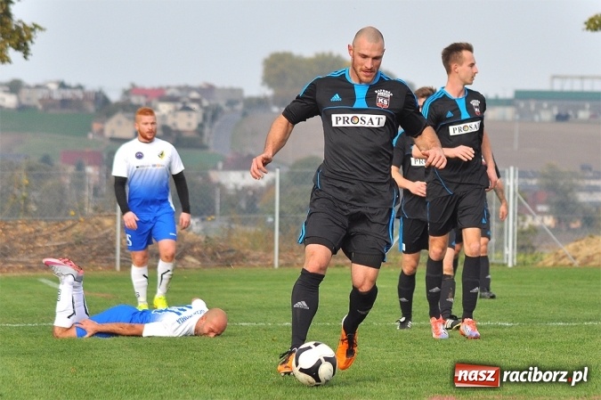 Zdjęcie w galerii na portalu naszraciborz.pl: Nerwowo i czerwono w Borucinie. Naprzód pokonał Silesię Lubomia wiadomości z regionu