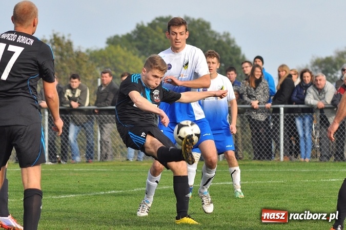 Zdjęcie w galerii na portalu naszraciborz.pl: Nerwowo i czerwono w Borucinie. Naprzód pokonał Silesię Lubomia wiadomości z regionu