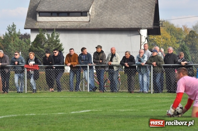 Zdjęcie w galerii na portalu naszraciborz.pl: Nerwowo i czerwono w Borucinie. Naprzód pokonał Silesię Lubomia wiadomości z regionu