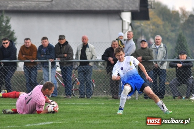 Zdjęcie w galerii na portalu naszraciborz.pl: Nerwowo i czerwono w Borucinie. Naprzód pokonał Silesię Lubomia wiadomości z regionu