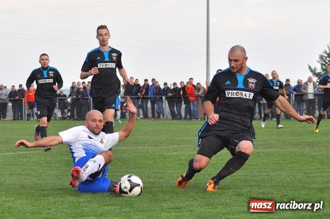Zdjęcie w galerii na portalu naszraciborz.pl: Nerwowo i czerwono w Borucinie. Naprzód pokonał Silesię Lubomia wiadomości z regionu