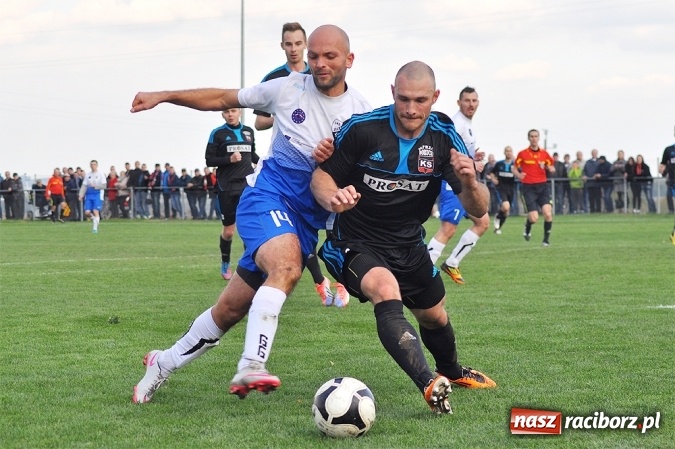 Zdjęcie w galerii na portalu naszraciborz.pl: Nerwowo i czerwono w Borucinie. Naprzód pokonał Silesię Lubomia wiadomości z regionu