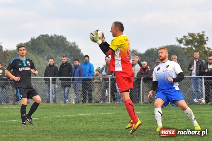 Zdjęcie w galerii na portalu naszraciborz.pl: Nerwowo i czerwono w Borucinie. Naprzód pokonał Silesię Lubomia wiadomości z regionu