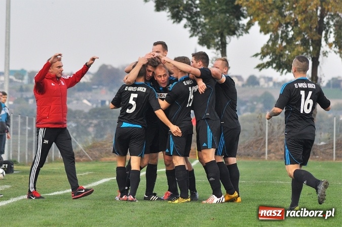 Zdjęcie w galerii na portalu naszraciborz.pl: Nerwowo i czerwono w Borucinie. Naprzód pokonał Silesię Lubomia wiadomości z regionu